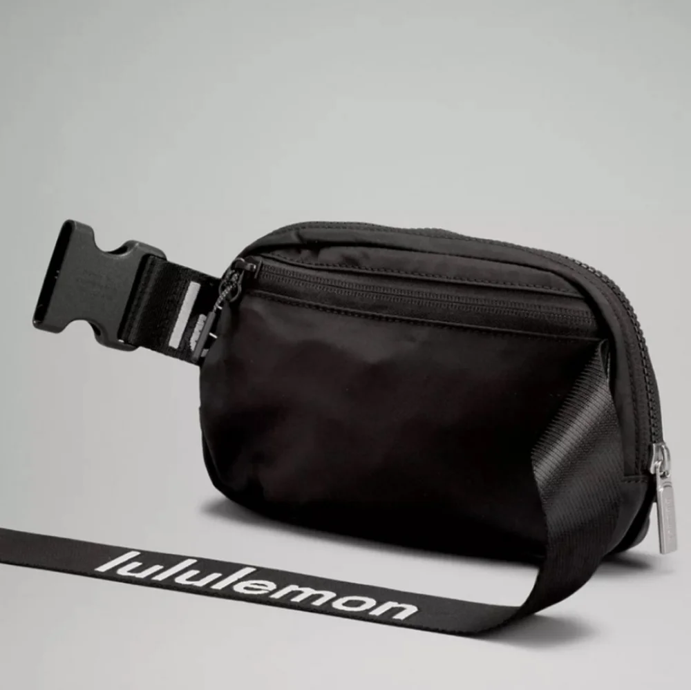 Lululemon Rare Everywhere Belt Bag Wordmark - Black and White NWT - Picture 5 of 6